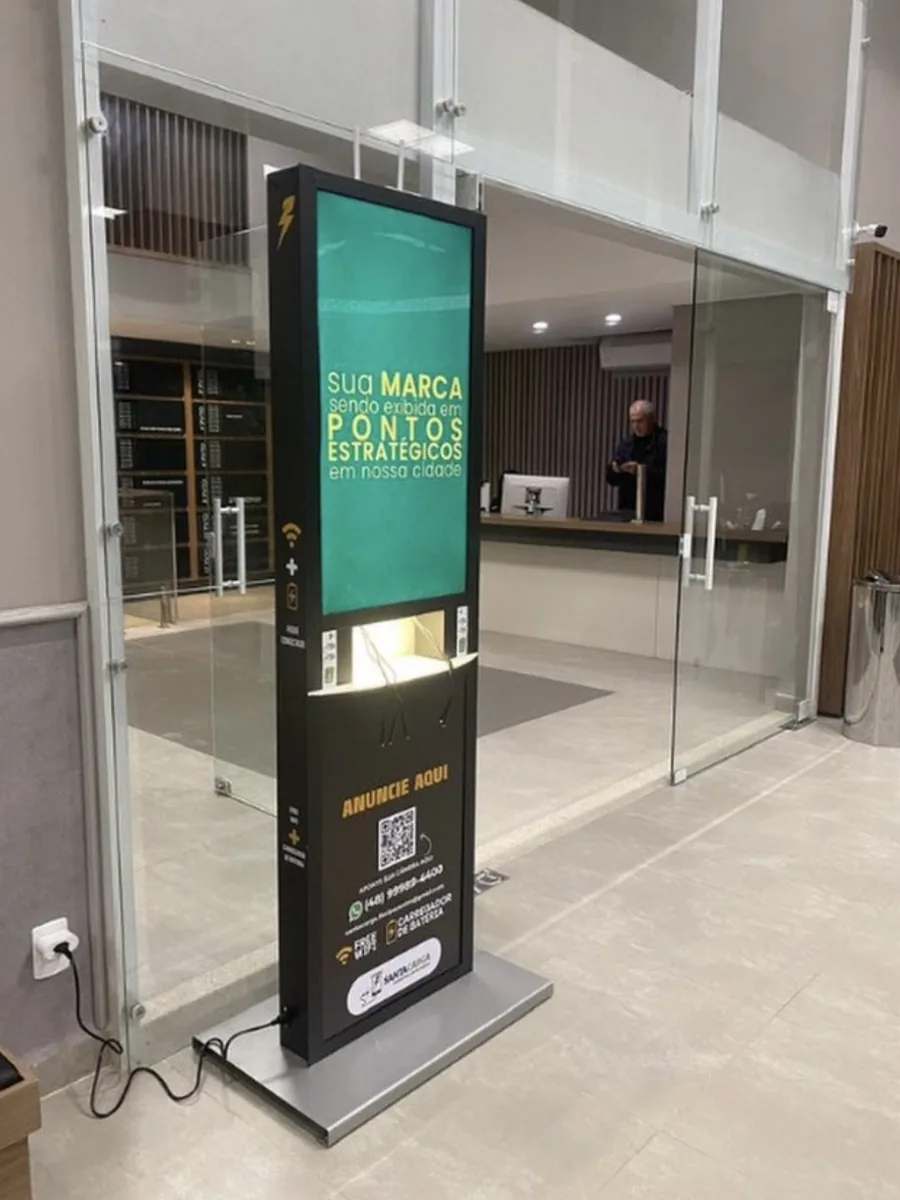 Totem Santa Carga instalado em um estabelecimento de Florianópolis