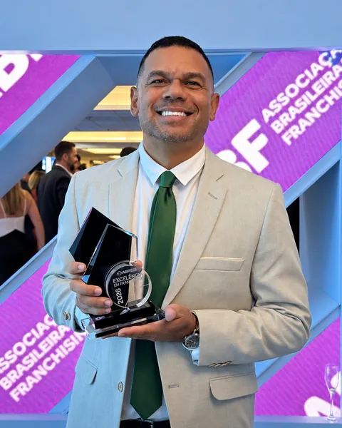 Representante da Santa Carga com o troféu ABF Excelência em Franchising 2026
