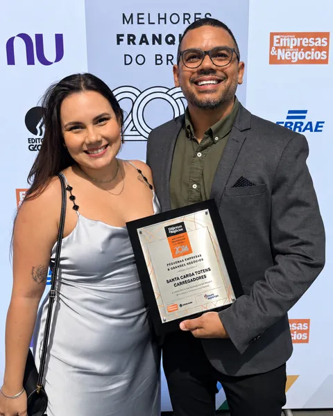 Equipe da Santa Carga com a placa de Melhores Franquias do Brasil da PEGN 2024